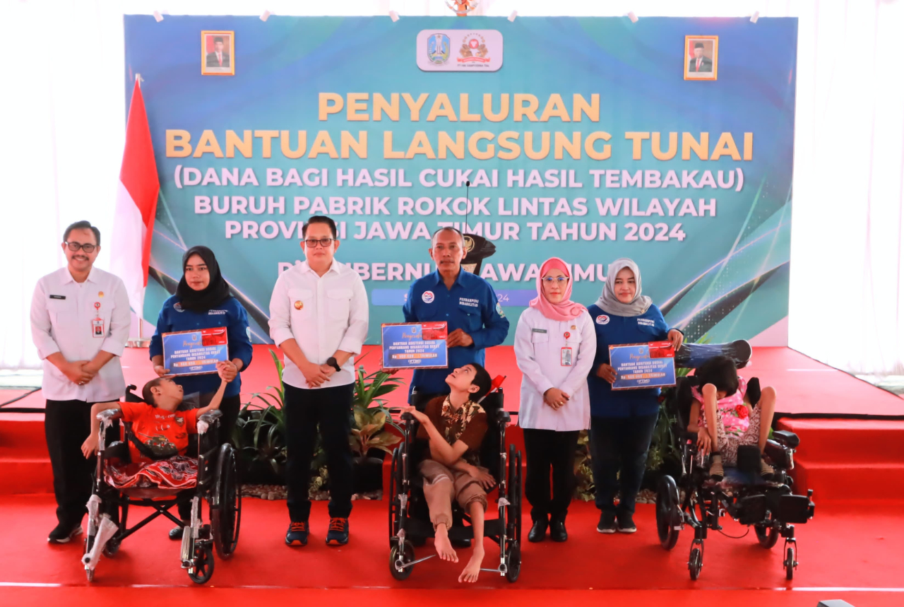 Pj. Gubernur Adhy Salurkan BLT DBHCHT Kepada 4.209 Buruh Pabrik Rokok Wilayah Surabaya