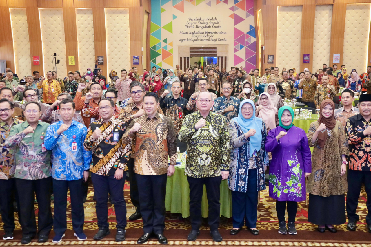 Pose bersama Pj Sekdaprov Jawa Timur Bobby Soemiarsono dalam acara Leadership Update Forum 