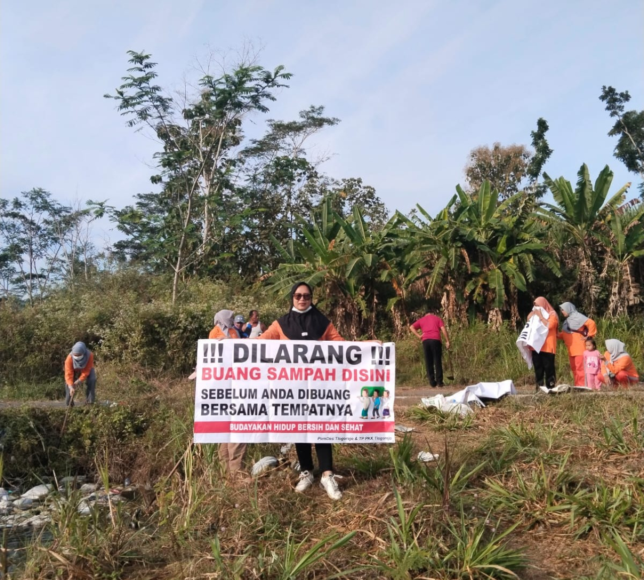 Kuatir Udara Tercemar, Pemerintah Desa Tlogorejo Bersama Ibu-Ibu PKK Gelar Aksi Bersih-Bersih