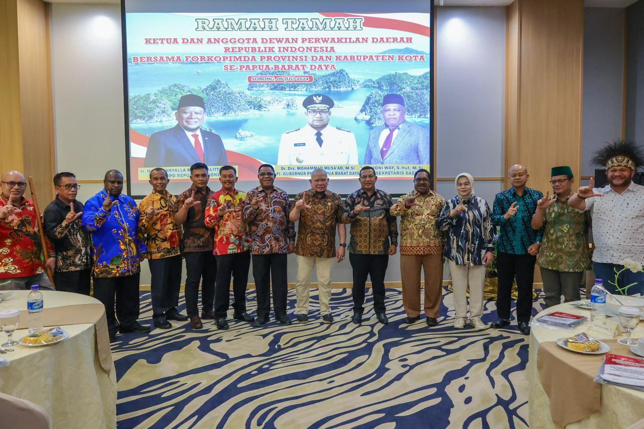 Foto bersama Ketua DPD RI, LaNyalla Mahmud Mattalitti bersama dengan pimpinan Forkopimda Papua Barat Daya.