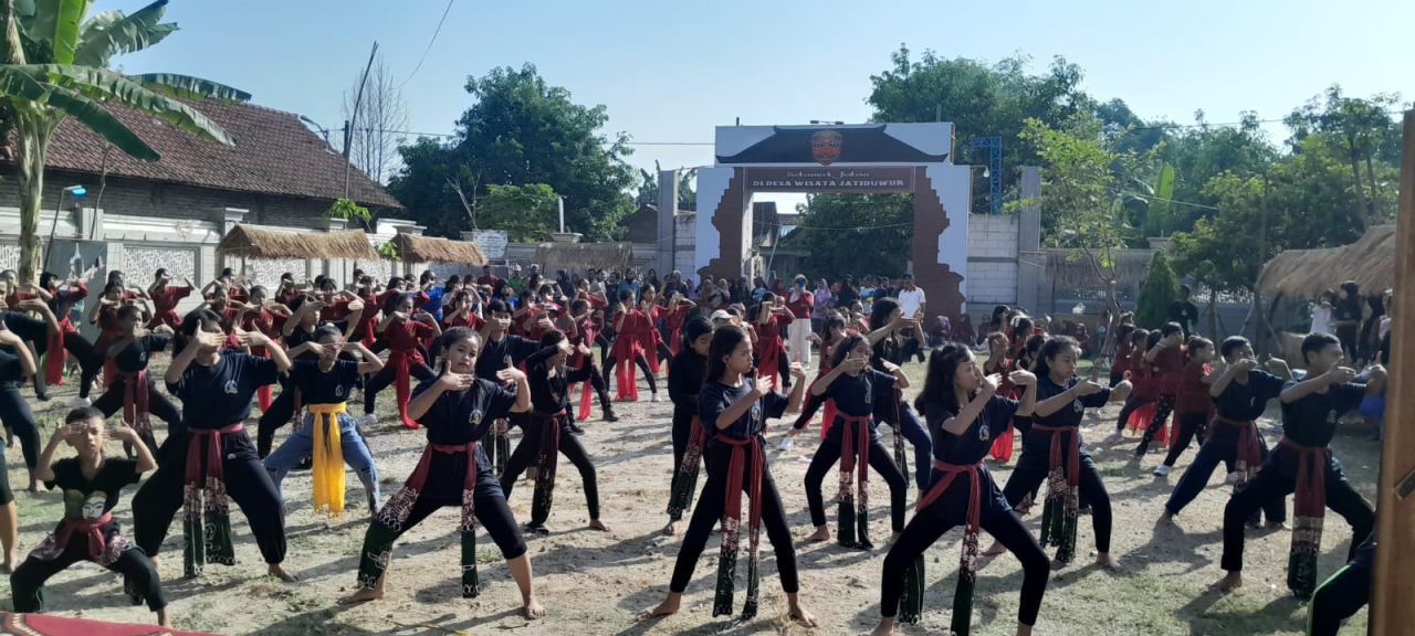 Aksi Flashmob Ratusan Penari Kelono di Ki Purwa Heritage Festival Jombang 2024