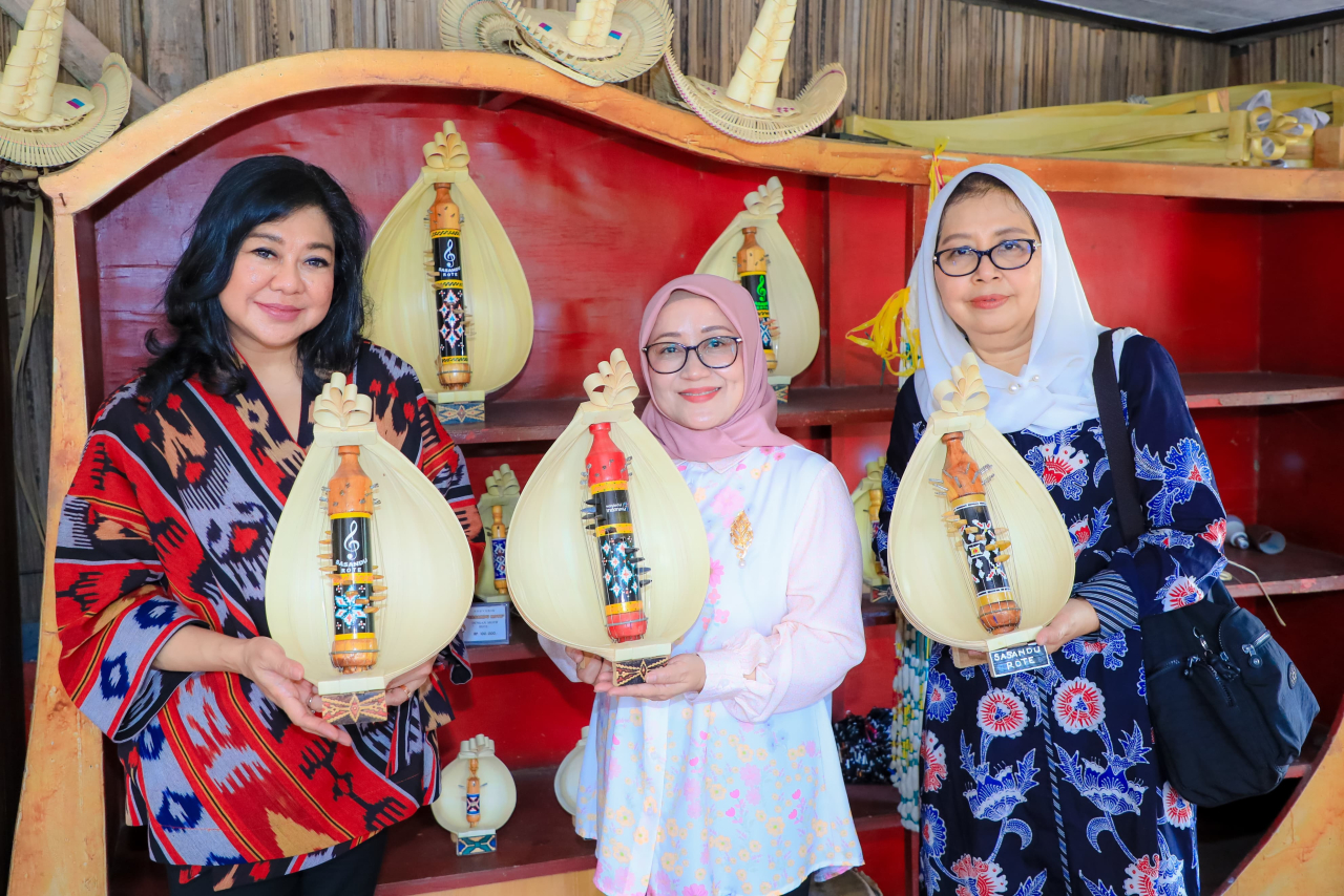 Pj. Ketua Dekranasda Isye Ajak Pengrajin Anyaman dan Sasando NTT Kolaborasi Bersama Pengrajin Jatim