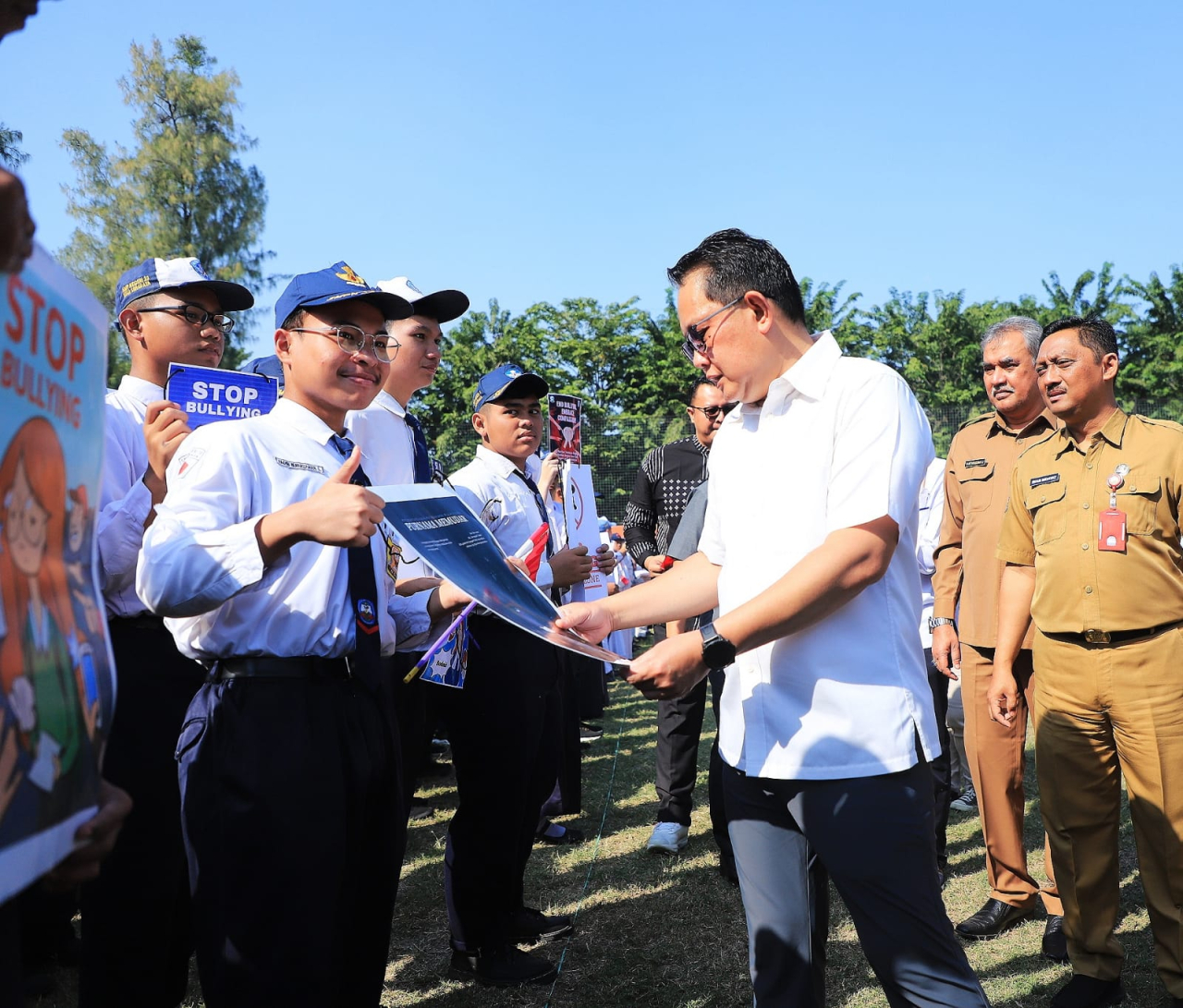 Pj. Gubernur Jatim Bagikan 29.481 Seragam Gratis ke Siswa SMA/SMK/SLB Kurang Mampu saat MPLS