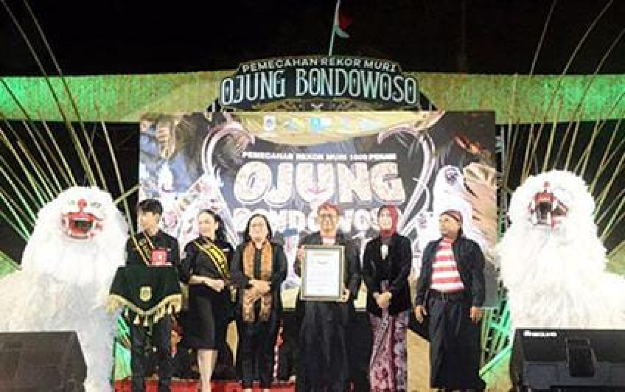 Pecahkan Rekor Muri dengan Tari Ojung, Pj Bupati Bondowoso : Budaya Lokal Harus Terus Dilestarikan
