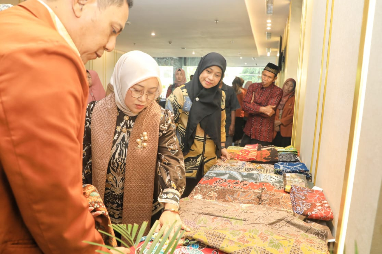 Pj. Ketua Dekranasda Jatim Minta Pengrajin Batik dan Tenun Terus Adaptif