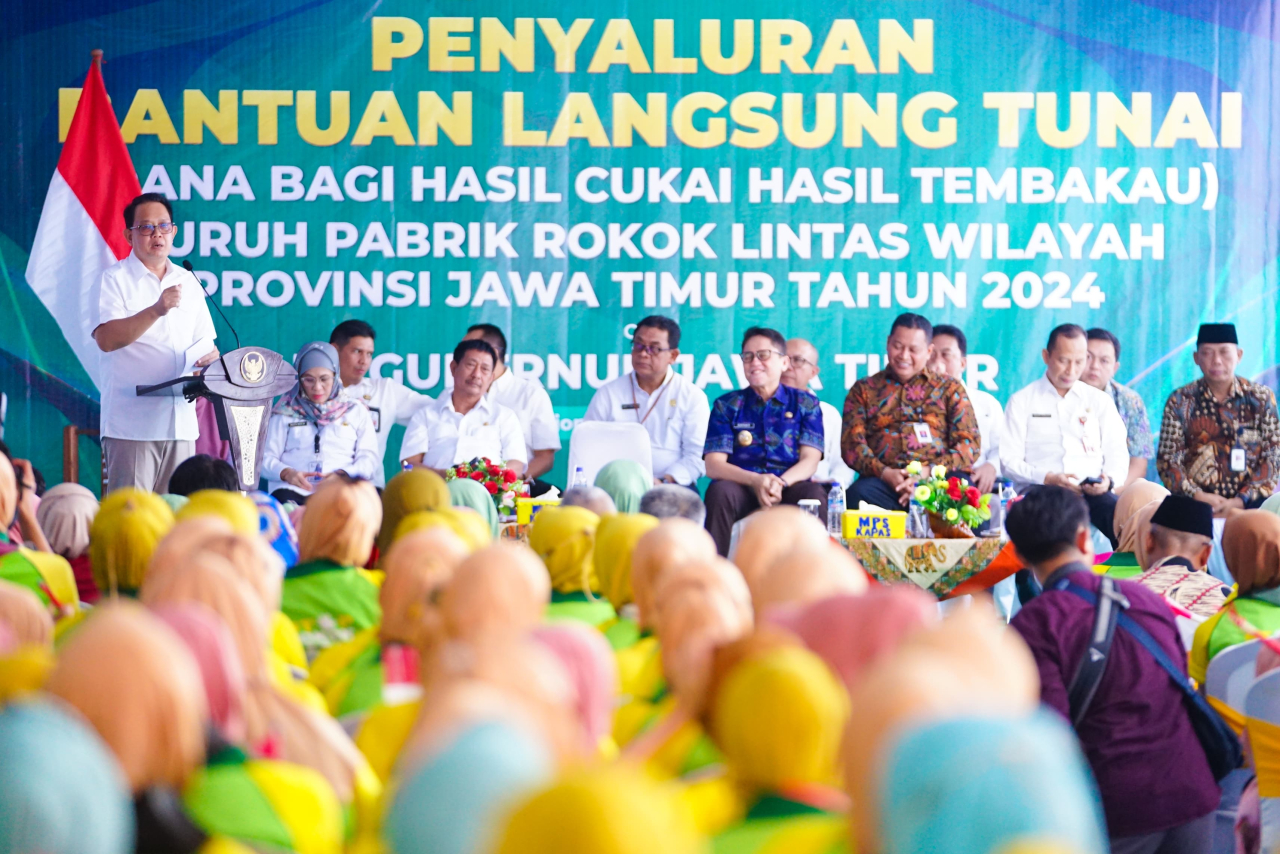 Pj. Gubernur Adhy Salurkan BLT DBHCHT pada 393 Buruh Pabrik Rokok Bojonegoro