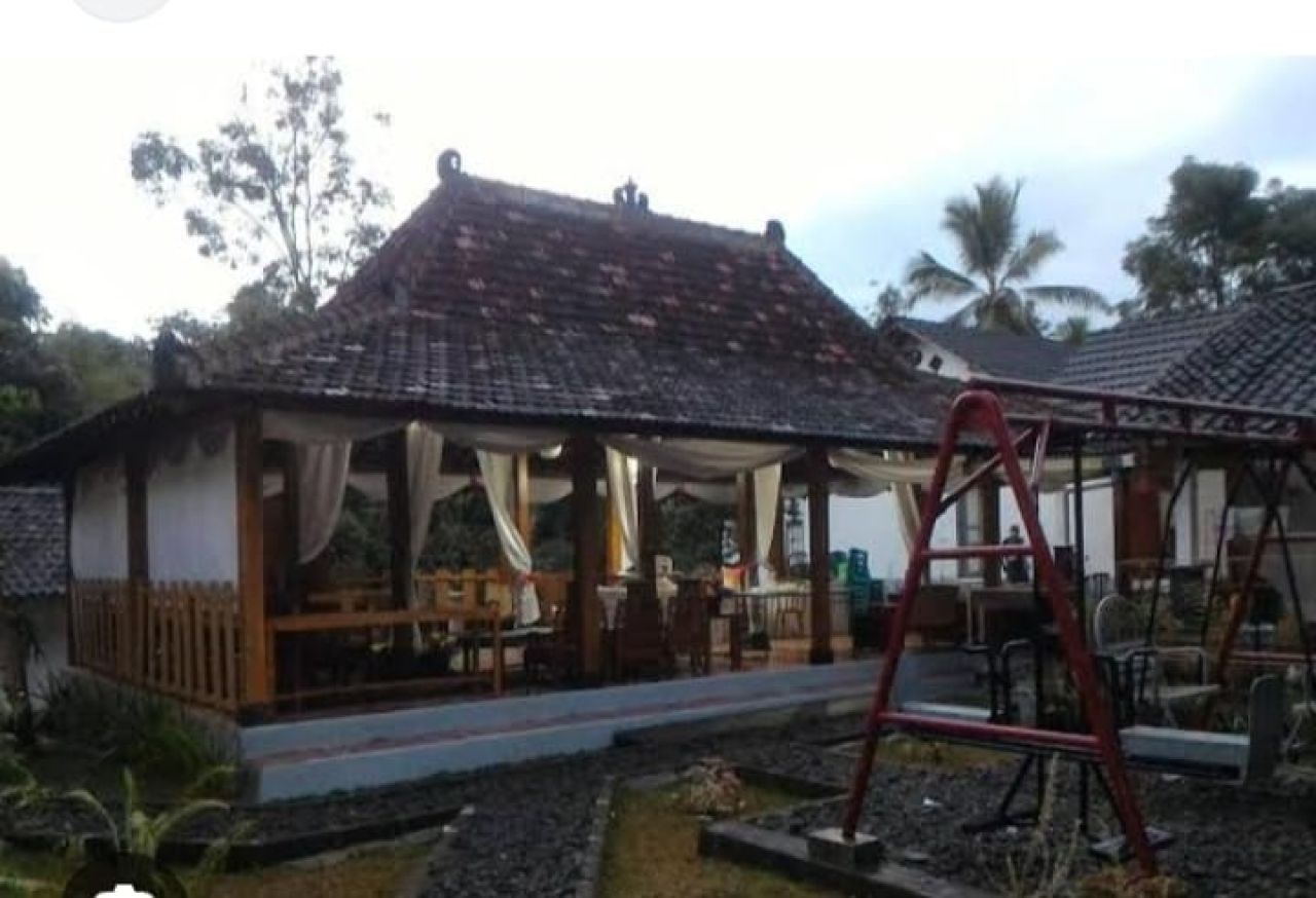 Urip Ayem Tentrem: Menikmati Gending Lawas di Emper Omah