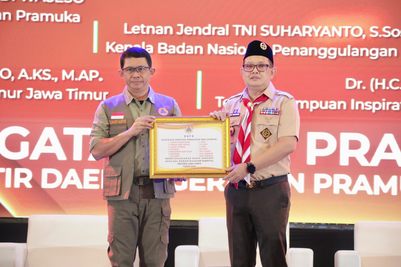 Pj Gubernur Jatim Terima Pin Emas dari BNPB