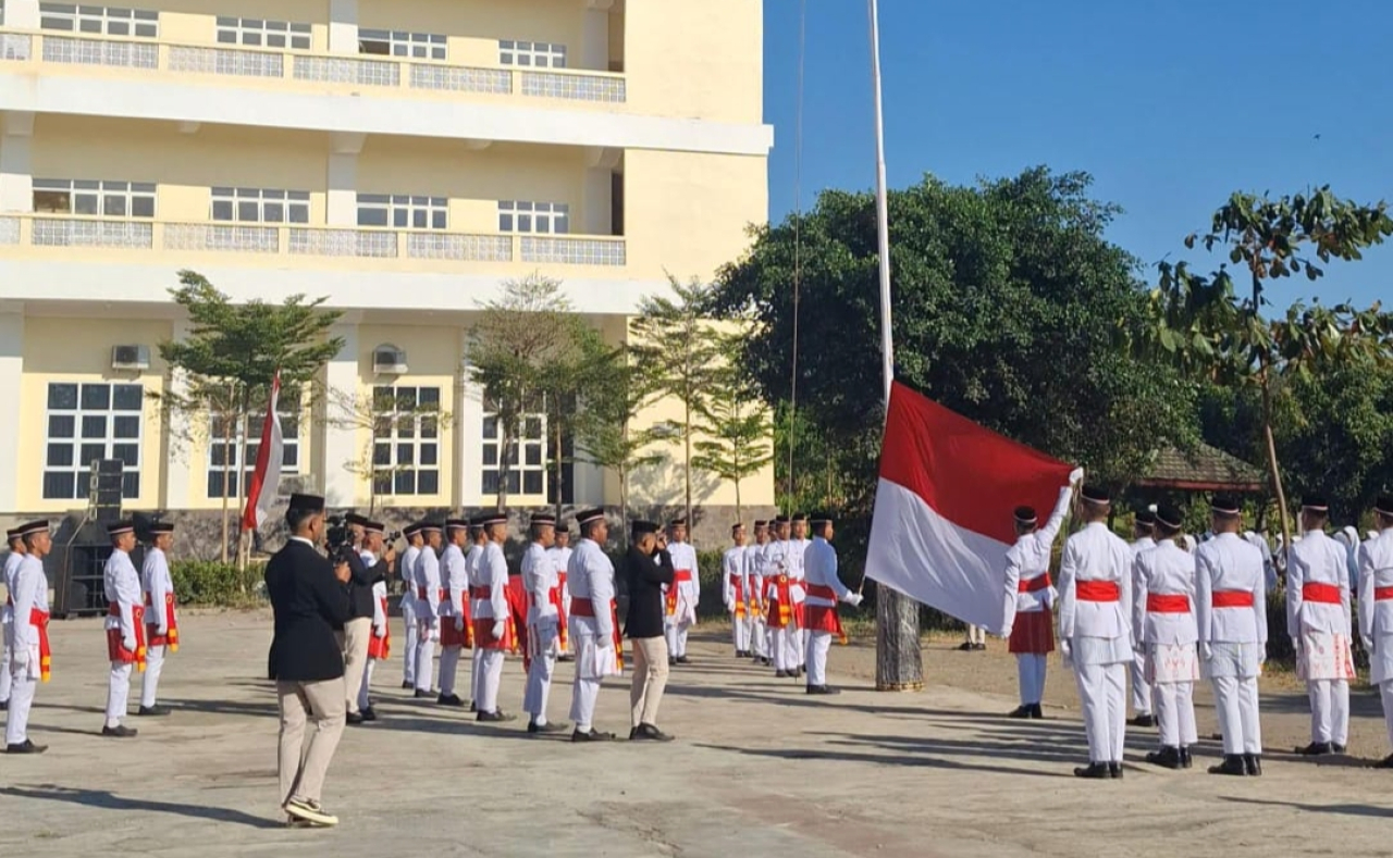 Pesan KH Thoha YZ Saat Upacara Peringati HUT 79 RI di Ponpes Al-Ishlah Bondowoso 