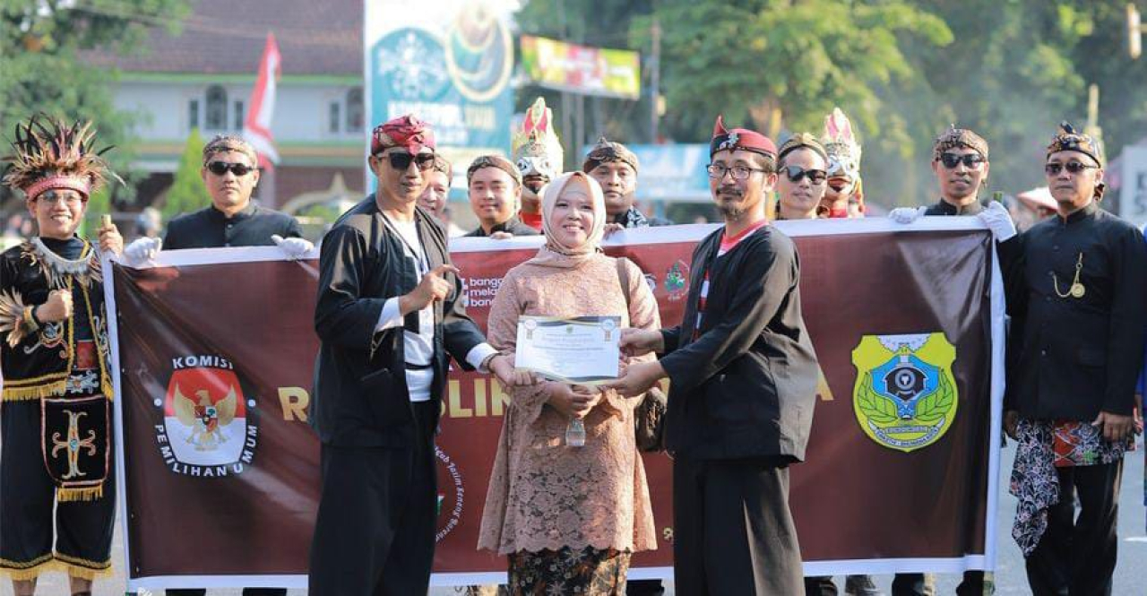 Meriahkan Pawai Budaya, KPU Bondowoso Sosialisasi Pelaksanaan Pilkada 2024