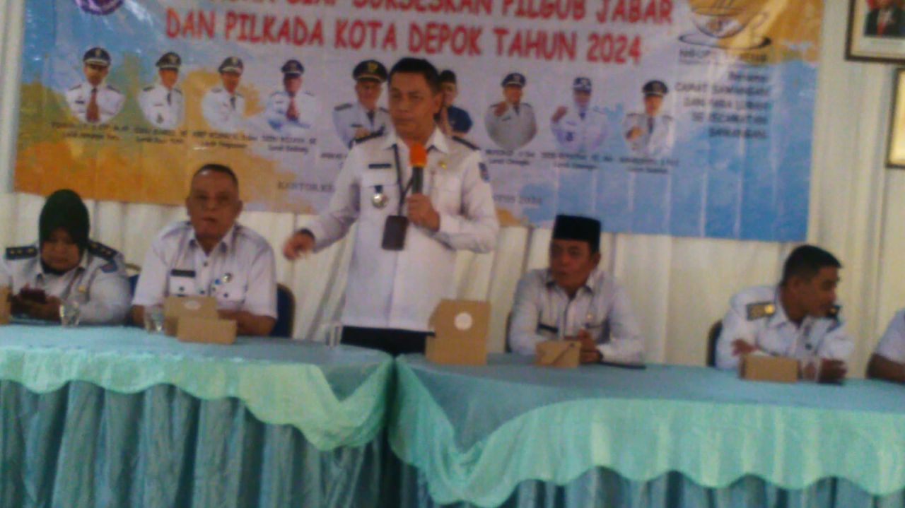 Camat Sawangan,  Kota Depok,  Anwar Sanihin, didampingi para Lurah saat ngupi bareng dengan awak media, Rabu (28/8/2024).