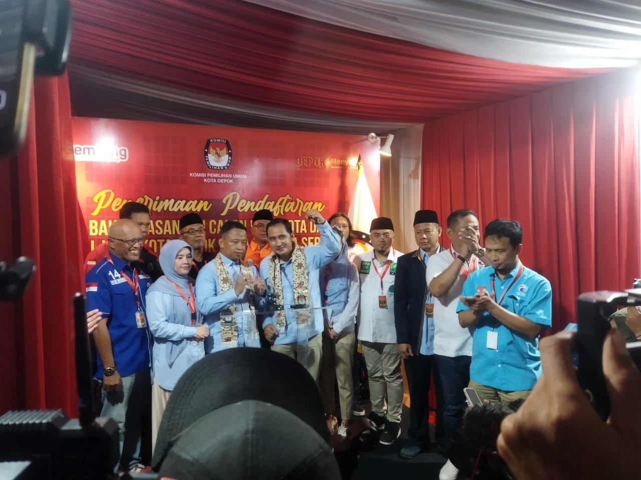 PaslonSupian Suri-Chandra RAhman saat mendaftar ke KPU Kota Depok, Kamis (29/8/2024)