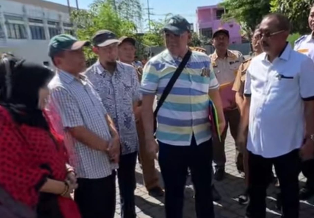 Perseteruan Warga Vs Sekolah Petra Gegara Jalan Macet Menuju Perumahan Tompotika Surabaya
