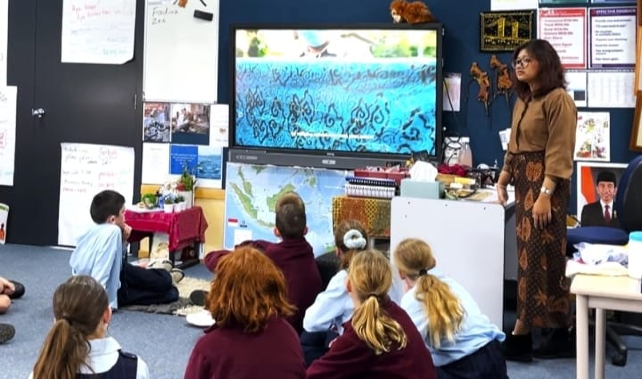 Mahasiswi Unesa Magang Mengajar di KBRI Australia, Ajari Bahasa dan Seni Budaya Indonesia