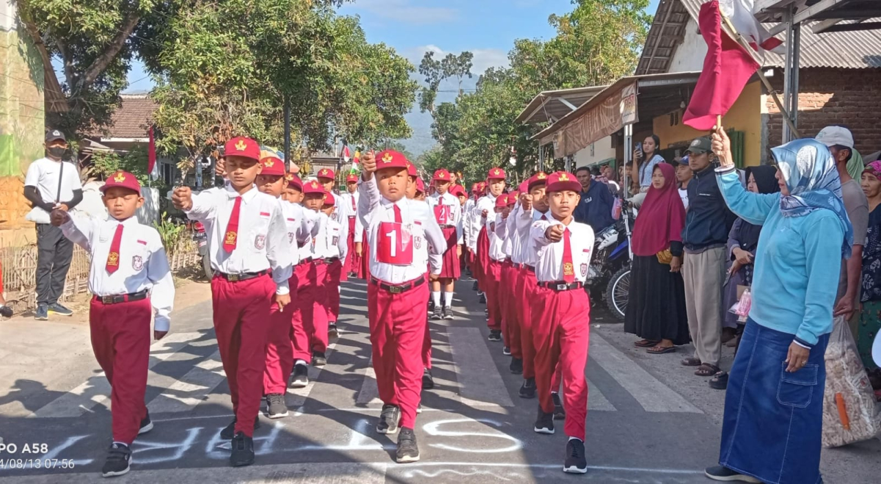 HUT ke-79 RI, Ratusan Pelajar Grujugan Bondowoso Ikuti Lomba Gerak Jalan, Berikut Juaranya