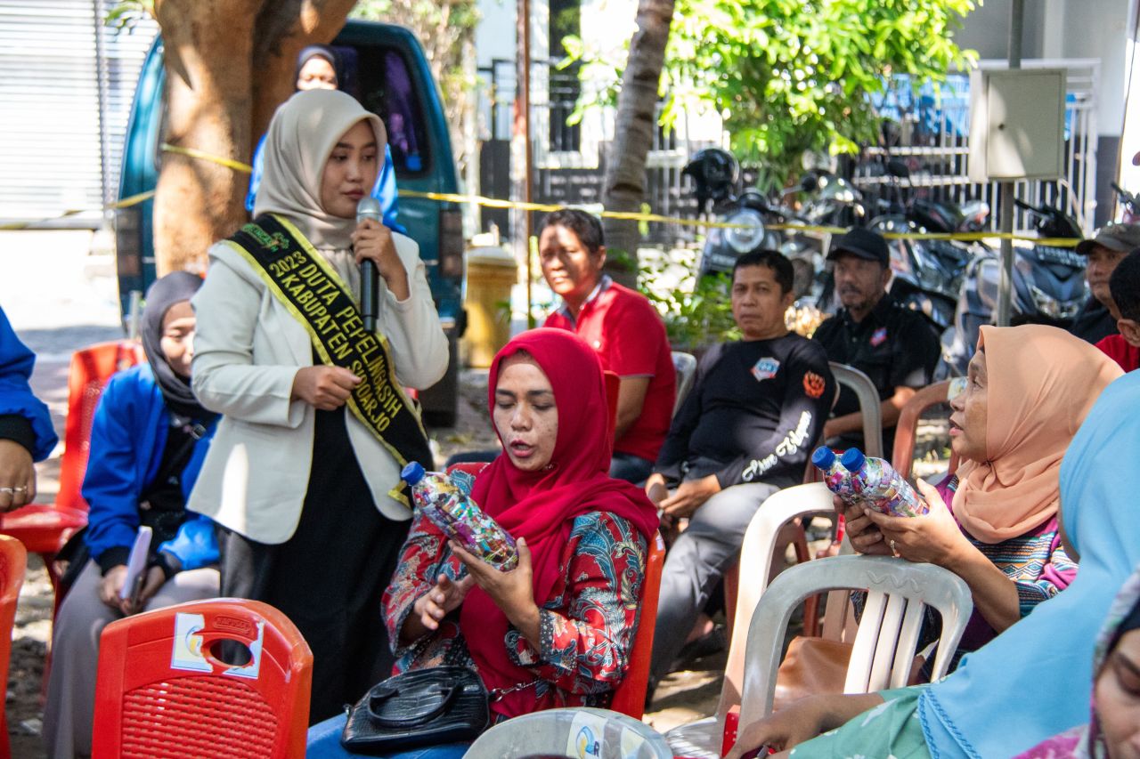 KKN Mahasiswa Unitomo 2024, Adakan Penyuluhan Pengelolaan Sampah Menjadi Ecobrik di Keboansikep