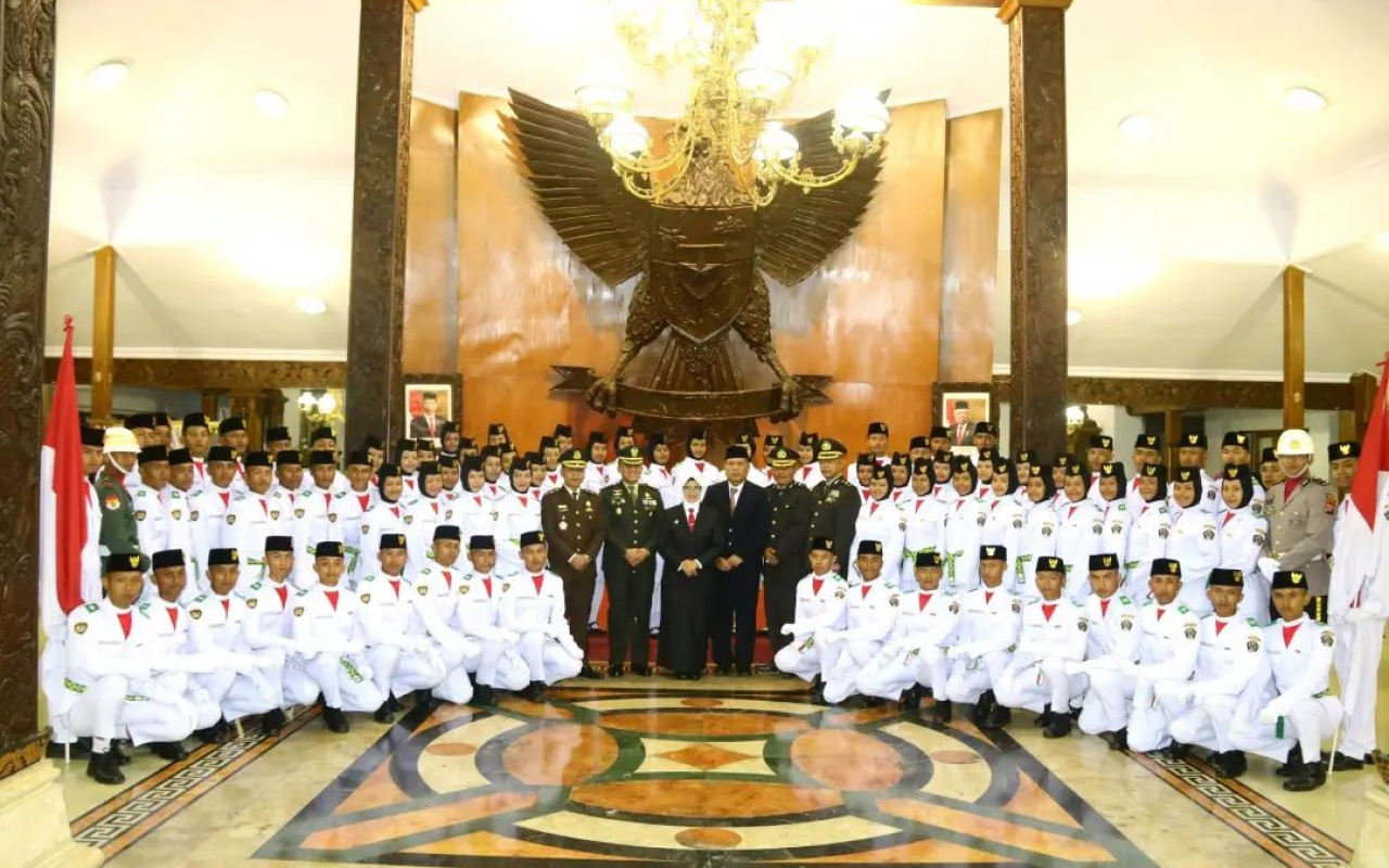 Bupati Blitar Rini Syarifah Kukuhkan Anggota Paskibraka