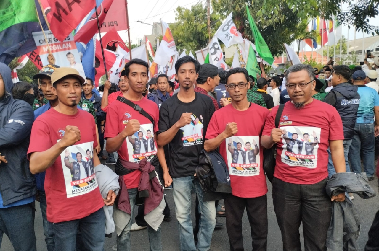 Relawan Bella Yes Antarkan Yuhronur-Dirham Daftar ke KPU Lamongan