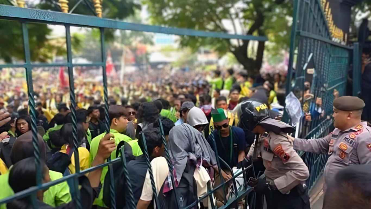 Aksi Mengawal Putusan MK oleh Ribuan Mahasiswa di Semarang dibubarkan Polisi dengan Gas Air Mata