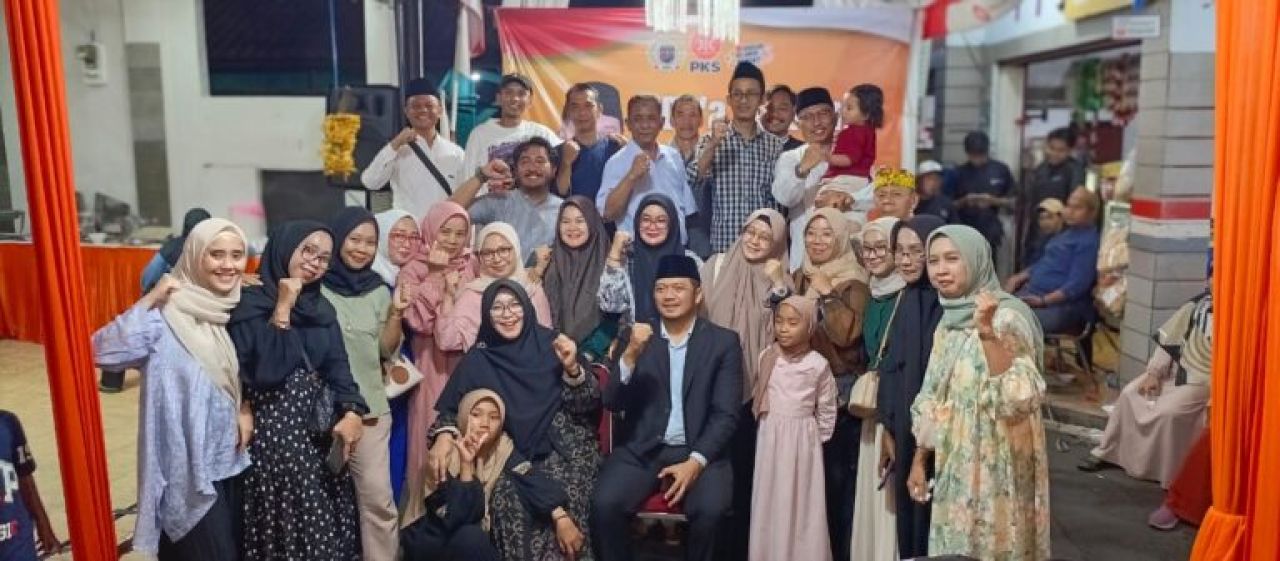 Hengky bersama warga sekitar rumahnya di kawasan Sukmajaya, Depok