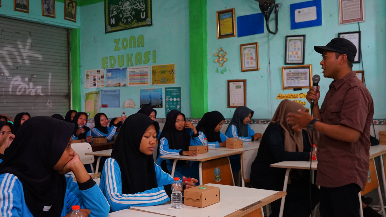 Wartawan JatimUPdate.id Ajak Pemilih Pemula Sadar Politik di SMK NU Sukodadi Lamongan 