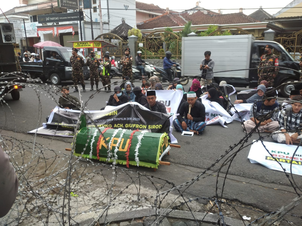 Keterangan Gambar: Pendukung Lora Gopong menggelar aksi massa di depan Kantor KPU Jember