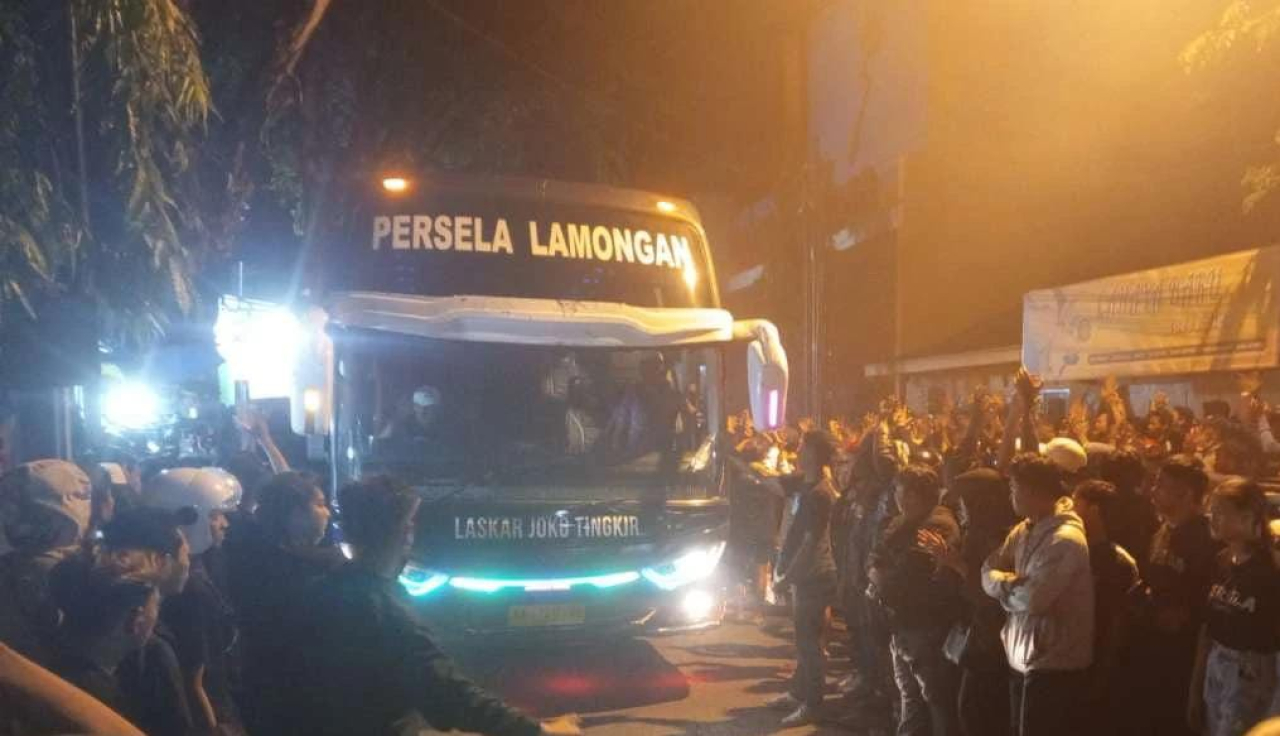 Supporter LA Mania Sambut Kehadiran Tim Persela Lamongan 