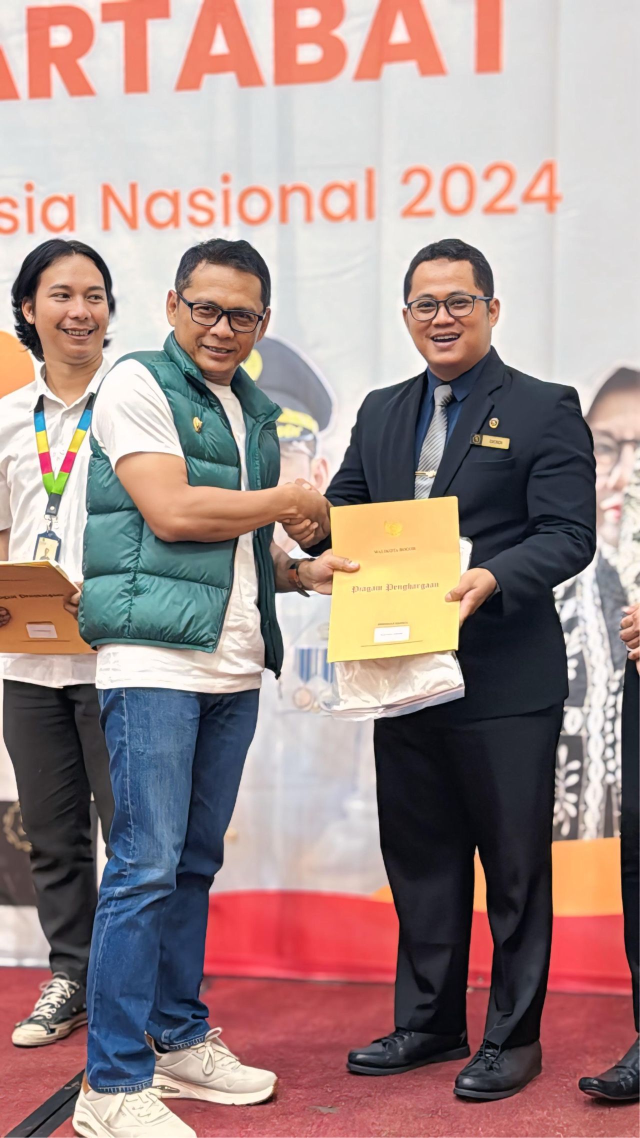 General Manager Hotel Grand Savero, Bogor, Dendi Basuworo (kanan) ketika menerima penghargaan dari  Pemerintah Kota Bogor, sebagai hotel ramah lingkungan