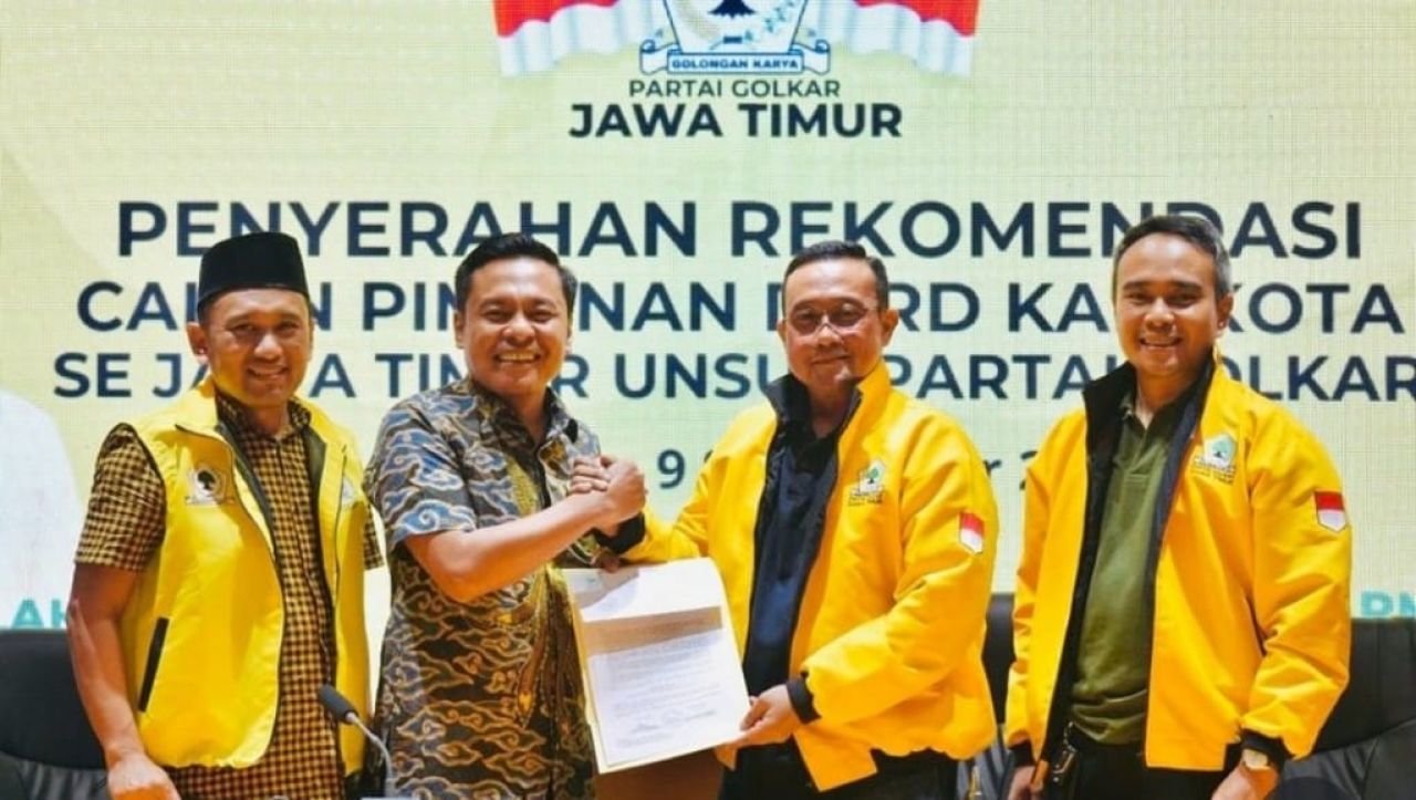 Full Senyum Rek! Arif Fathoni Ditunjuk Pimpinan DPRD Surabaya Periode 2024-2029