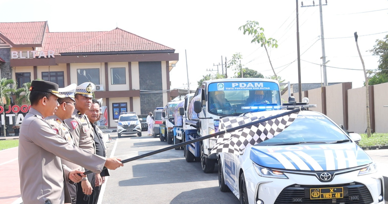 HUT Lalu Lintas ke-69, Polres Blitar Kirim 15 Ribu Liter Air Bersih untuk Warga Terdampak Kekeringan