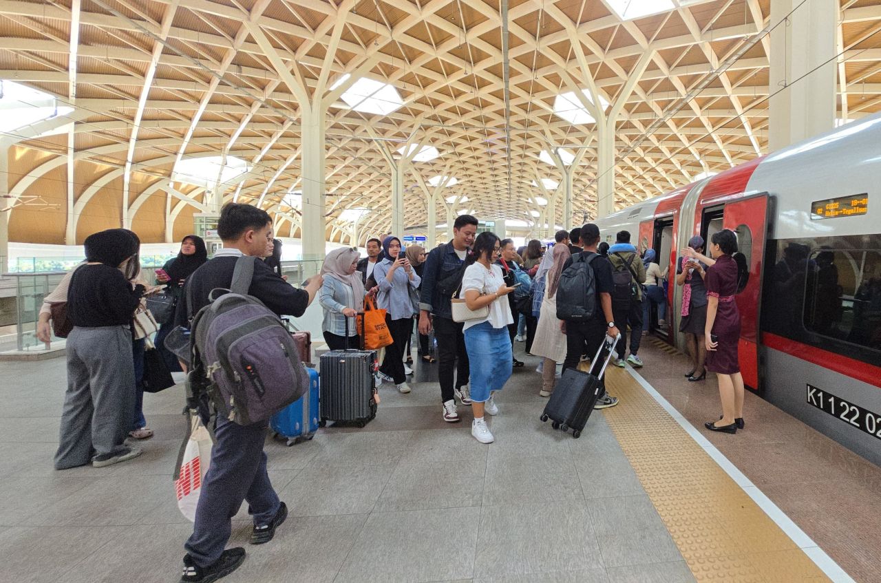 Minat Naik Kereta Whoosh Sangat Tinggi