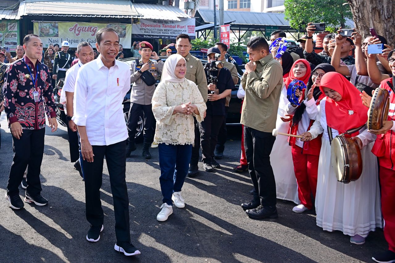 Pedagang dan Warga Sambut Hangat Kunjungan Presiden Jokowi di Pasar Dukuh Kupang