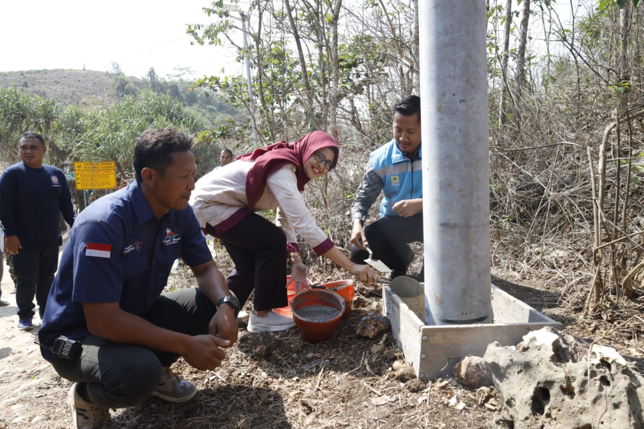 Bersama PLN UP3 Kediri, Bupati Blitar Lakukan Peletakan Batu Pertama Pemasangan Tiang Listrik di Pantai Pudak