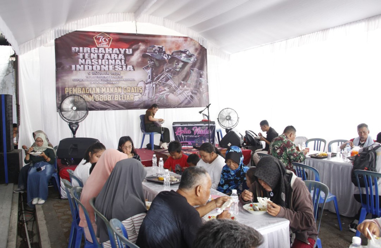 Kodim 0808/Blitar Gelar Makan Gratis Dalam Peringatan HUT TNI ke-79