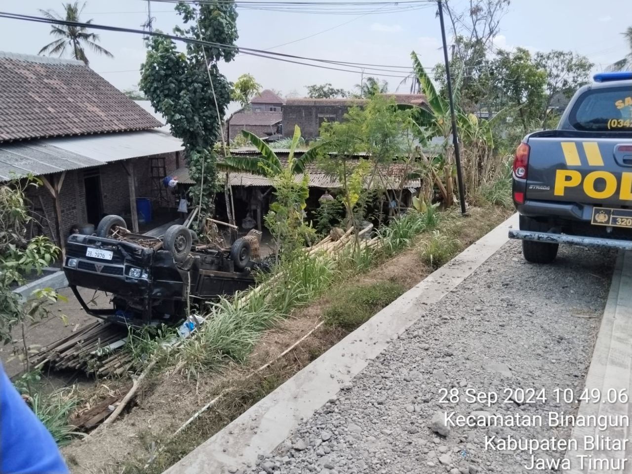 Pick-Up Terjun ke Pekarangan Warga di Binangun Blitar, Dua Orang Terluka