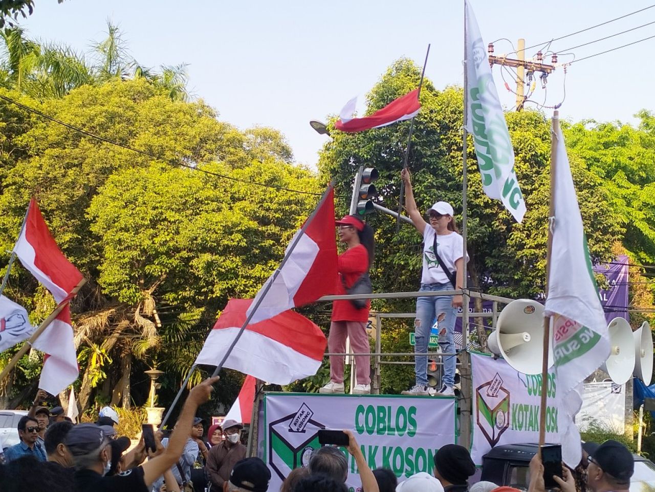 Gerakan Coblos Kotak Kosong Surabaya Deklarasi di Depan Gedung DPRD Surabaya 
