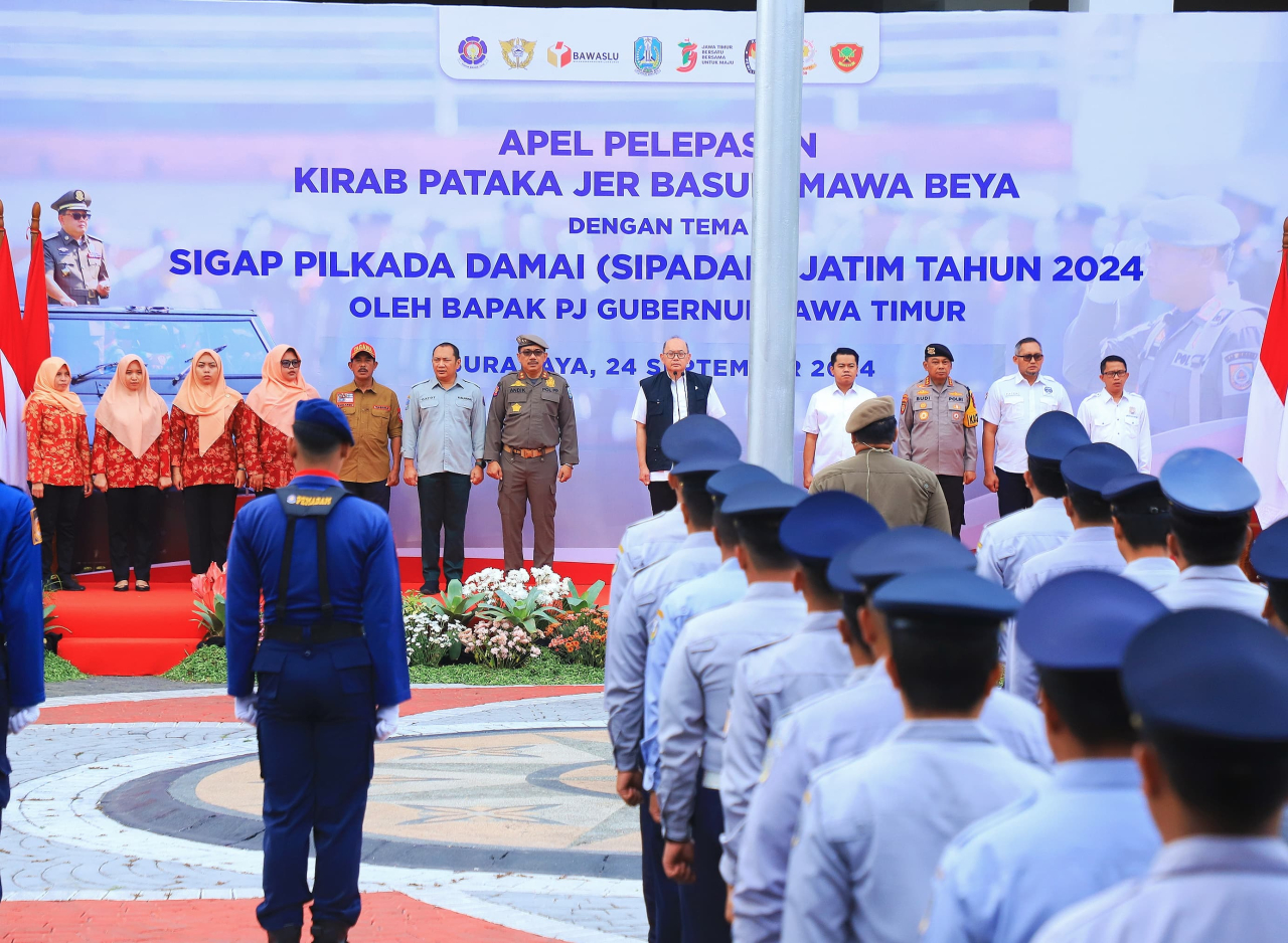 Pj. Sekdaprov Bobby Berangkatkan Kirab Pataka Jer Basuki Mawa Beya Hari Jadi Ke-79 Provinsi Jatim