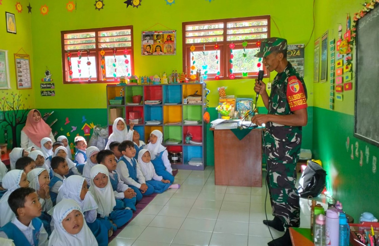 Peduli Anak Usia Dini, Serka Uun Susilo Kenalkan Profesi TNI di TK Desa Ngrejo Blitar