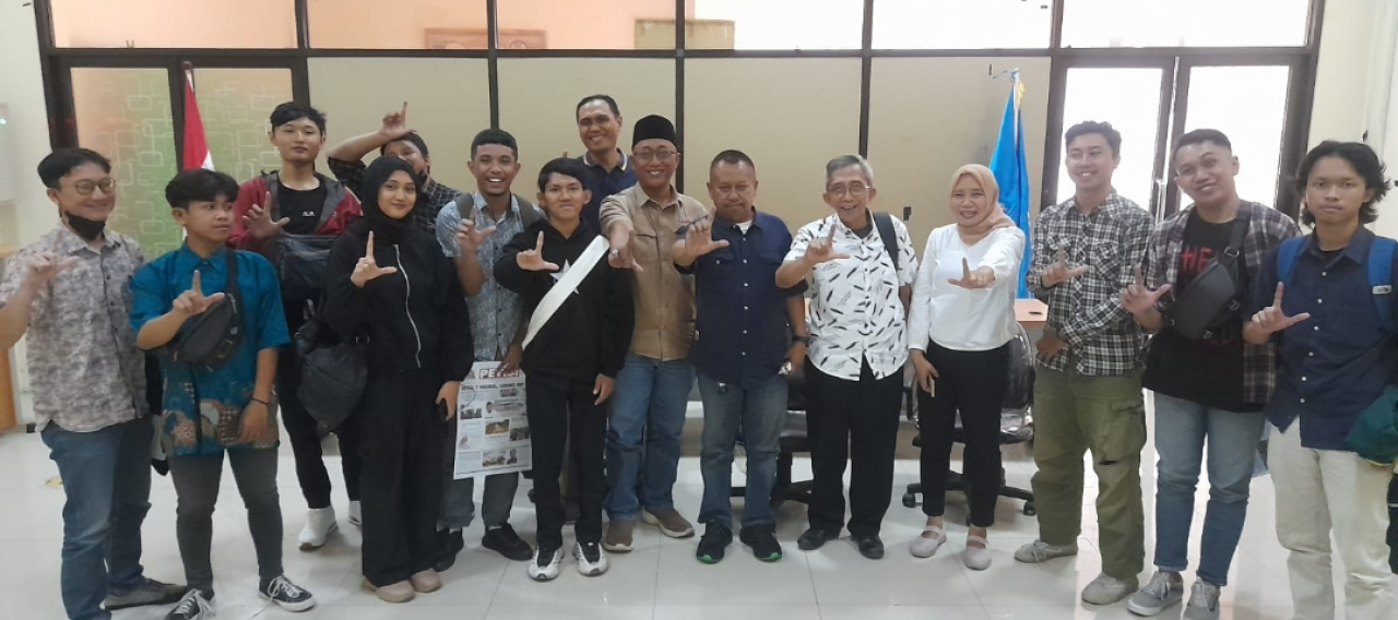 Mahasiswa Stikosa AWS Berburu Ilmu di Kantor Media