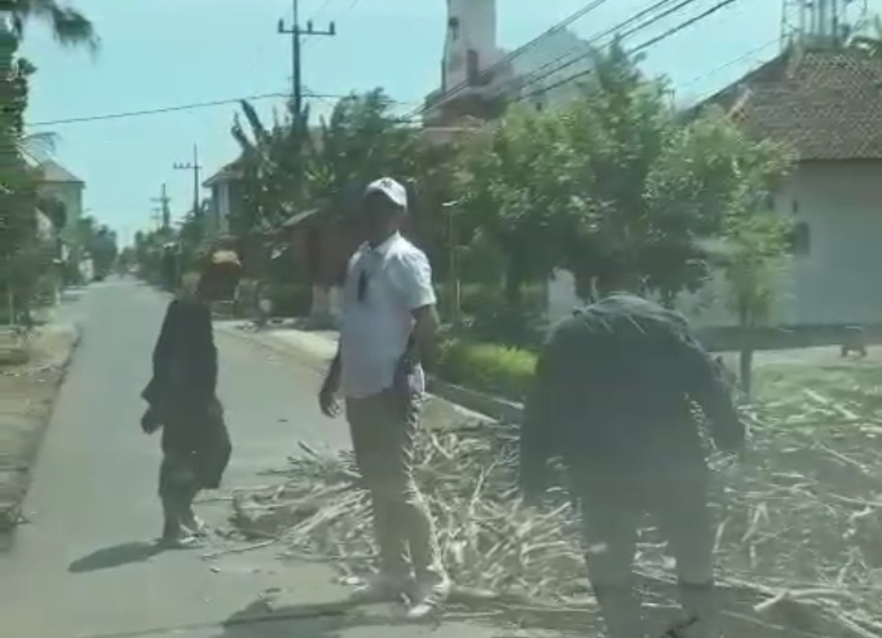Silaturahmi Hendy Siswanto Ke Kediaman Kerabat Gus Fawait Malah Terhadang Tumpukan Kayu