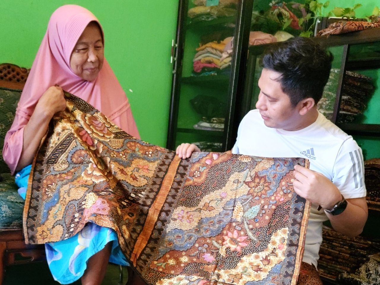 Hari Batik Nasional, Ketua PW Ansor Jawa Timur Kunjungi Pengrajin Batik Tradisional di Madura