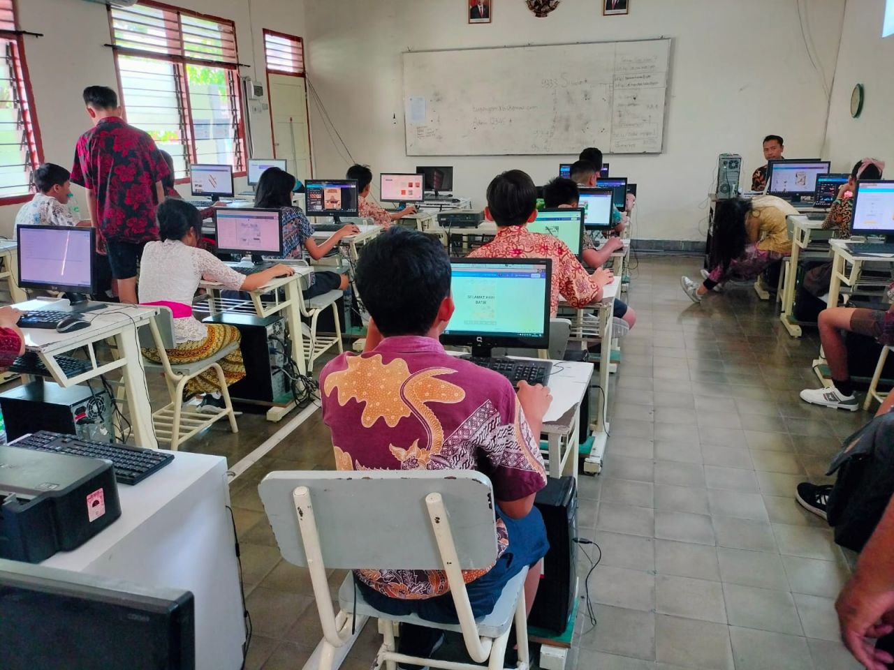 Peringati Hari Batik Nasional, SMP YPPI 1 Donokerto Gelar Pembelajaran Nuansa Batik