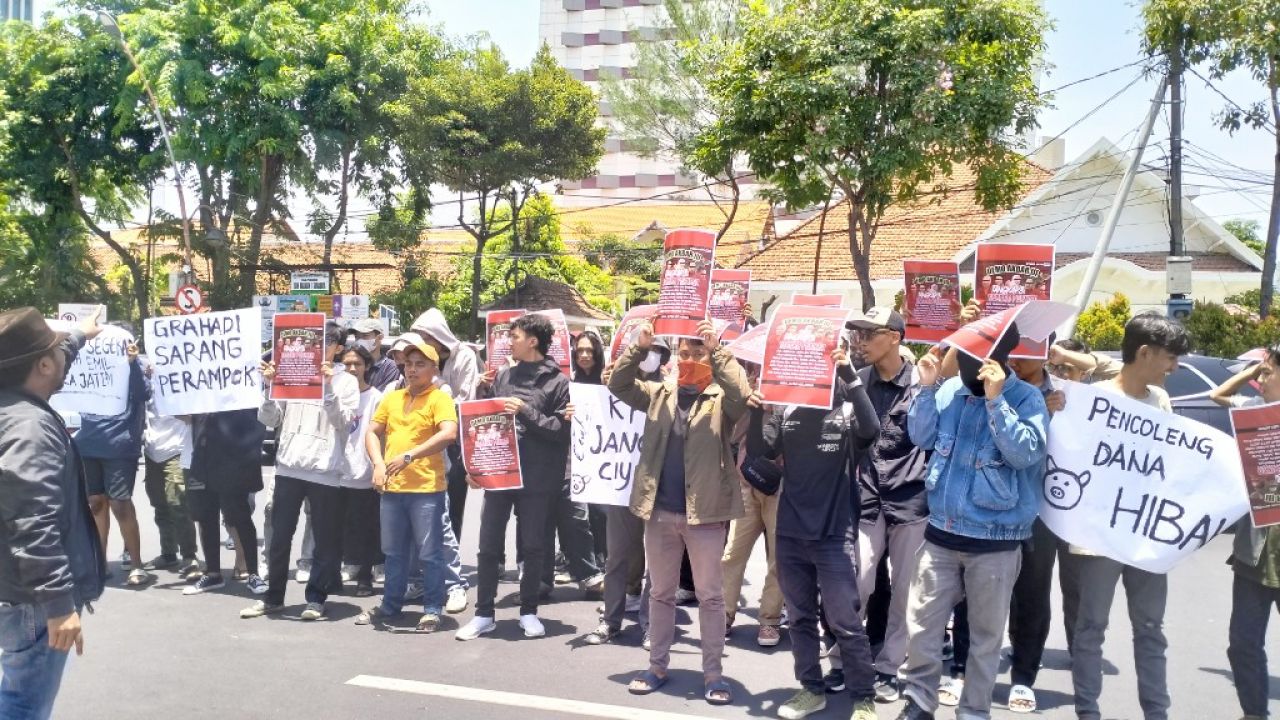 Tuntut KPK Tuntaskan Kasus Dana Hibah, Jaka Jatim Demonstrasi di Depan Gedung Negara Grahadi 