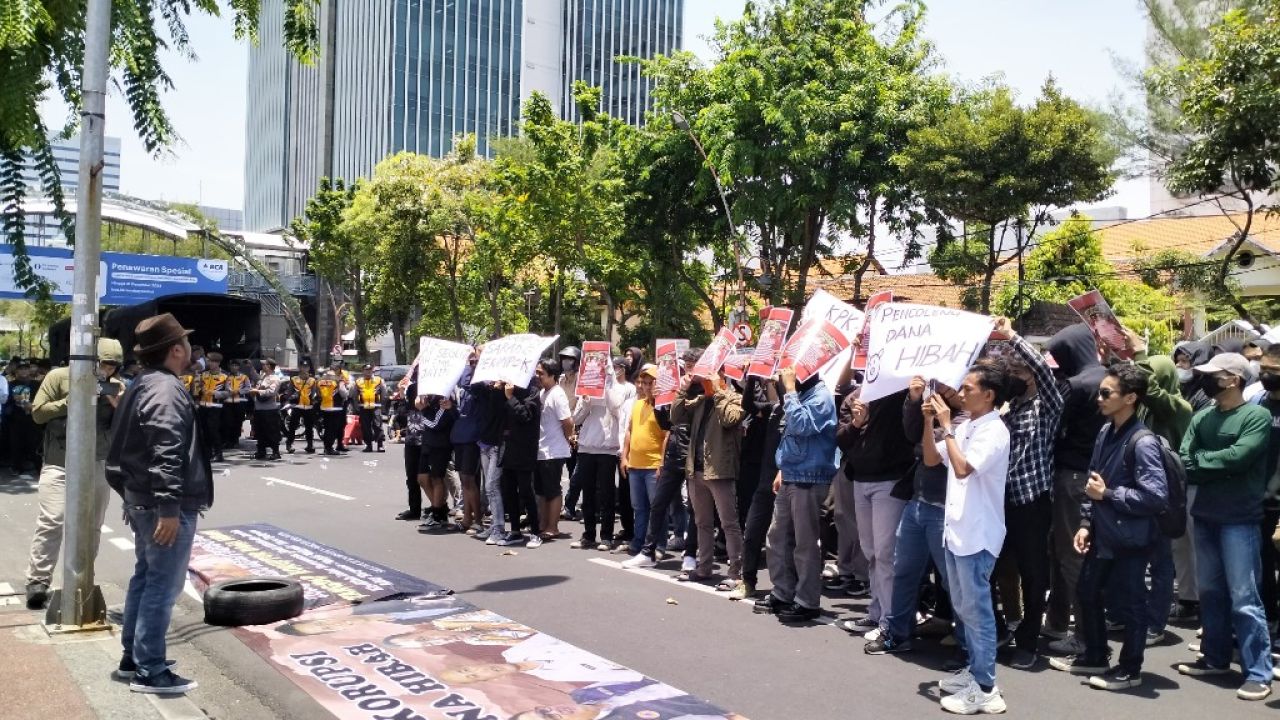 Demo di Depan Gedung Negara Grahadi, Jaka Jatim Beber Rincian Dana Hibah 2019 - 2023