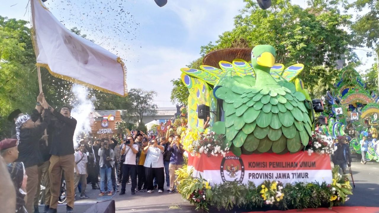 KPU Jatim Gelar Puncak Kirab Maskot Pilkada Serentak 2024 di Tugu Pahlawan 