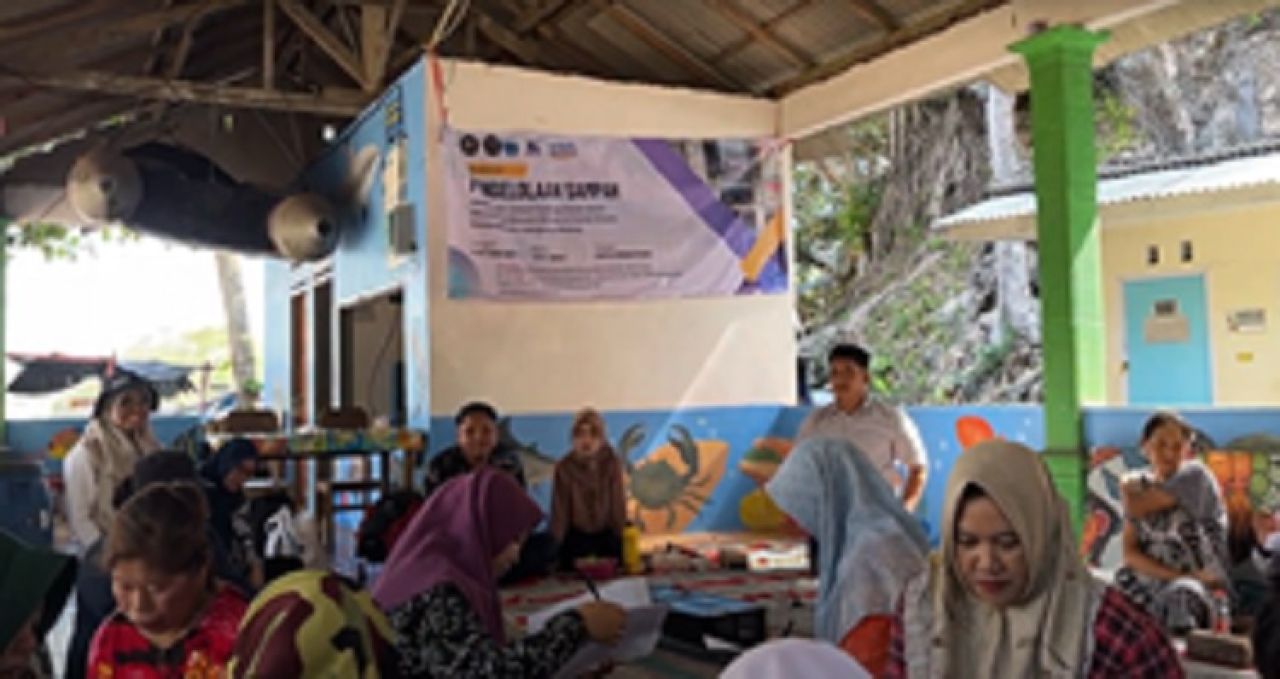 FPIK UB Gelar Pengabdian Masyarakat Terkait Bahaya Sampah Puntung Rokok di Pantai Kondang Merak