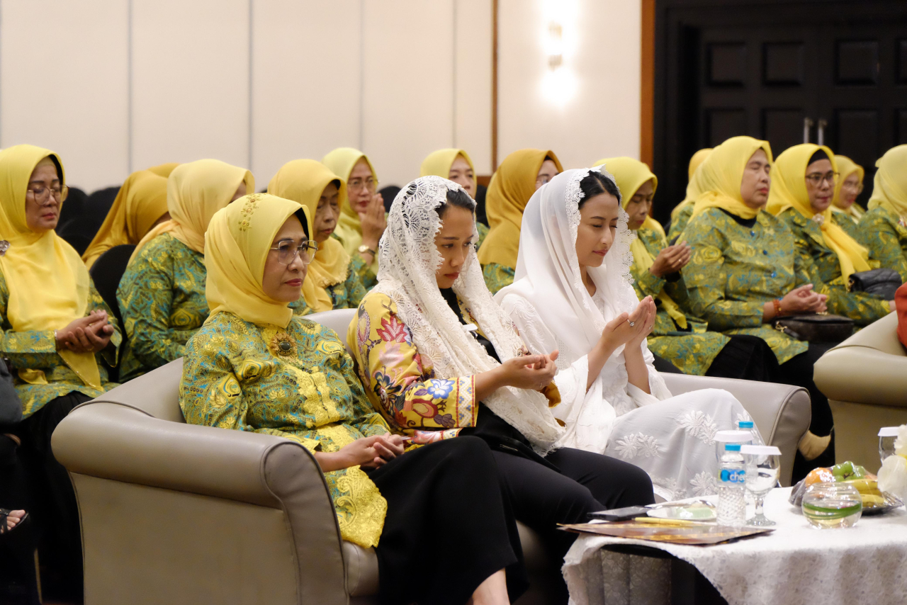 Tampak dalam foto Ketua Umum DPP Pengajian Al-Hidayah, Hetifah Sjaifudian (Kiri), Wakil Sekretaris Jenderal DPP Partai Golkar Putri Komarudin (tengah) Anggota DPR RI Fraksi Partai Golkar 2019-2024, Dyah Roro (Kanan) saat acara Peringatan Milad ke-45 Al-Hi