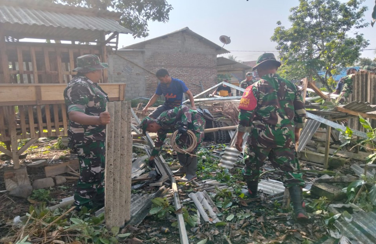 Kodim 0808/Blitar Laksanakan Karya Bakti Bantu Warga Terdampak Bencana