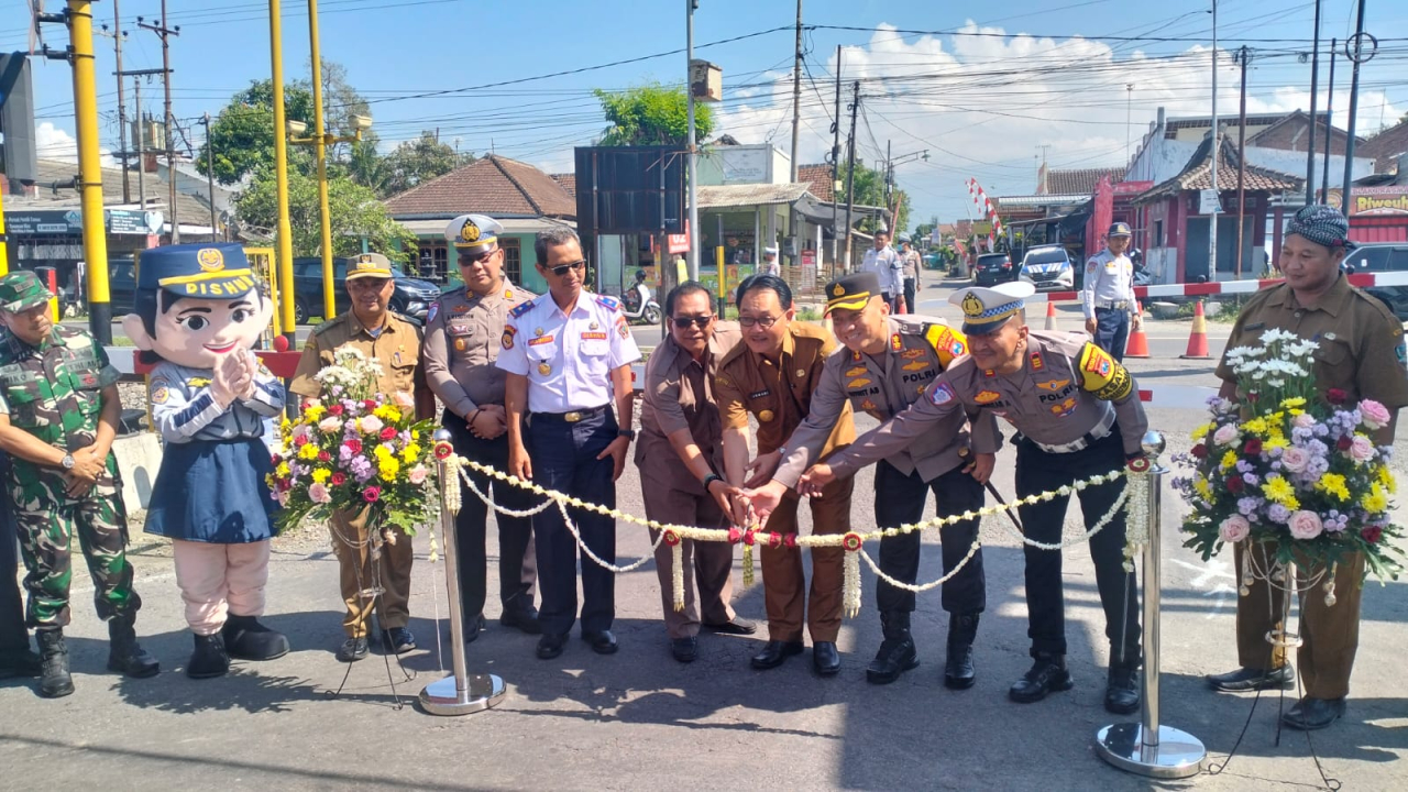 Peresmian Palang Pintu Perlintasan Kereta Api, DPRD Kabupaten Blitar Apresiasi Langkah Peningkatan Keselamatan