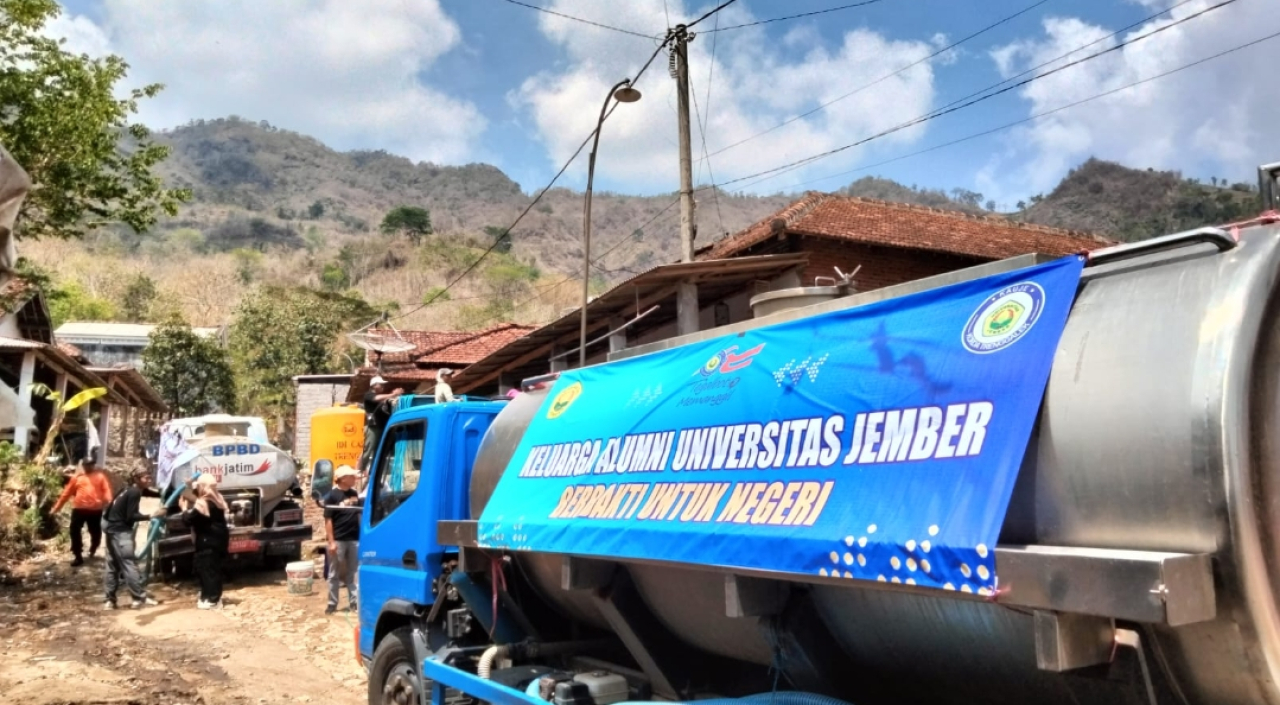 Alumni UNEJ Distribusikan Air Bersih ke Wilayah Kekeringan di Trenggalek